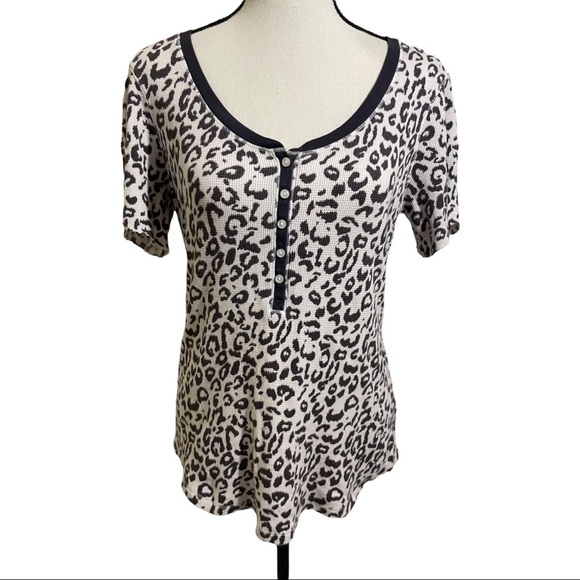 Victoria Secret 1/2 button down blouse short sleeve animal print size medium - Picture 3 of 9